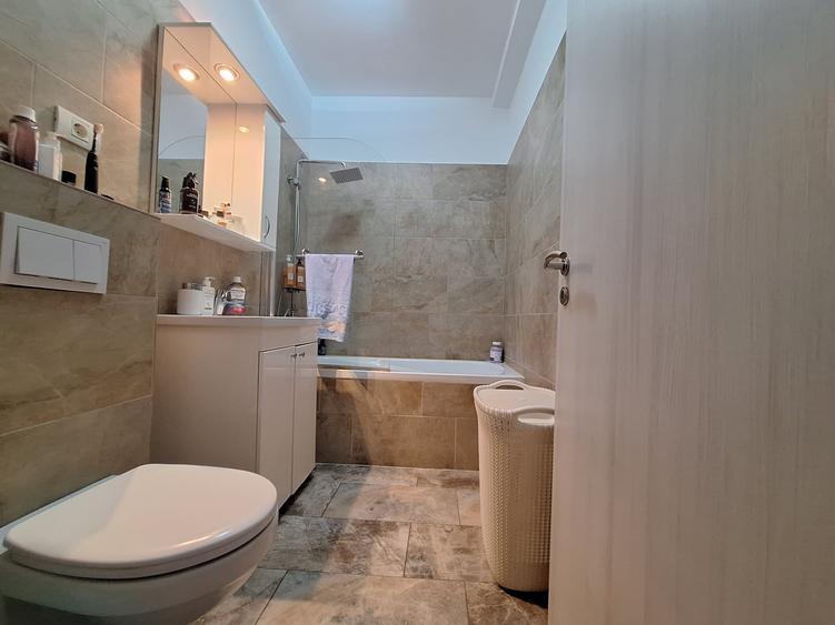 Apartament cu 3 camere semidecomandat, mobilat în Buziașului