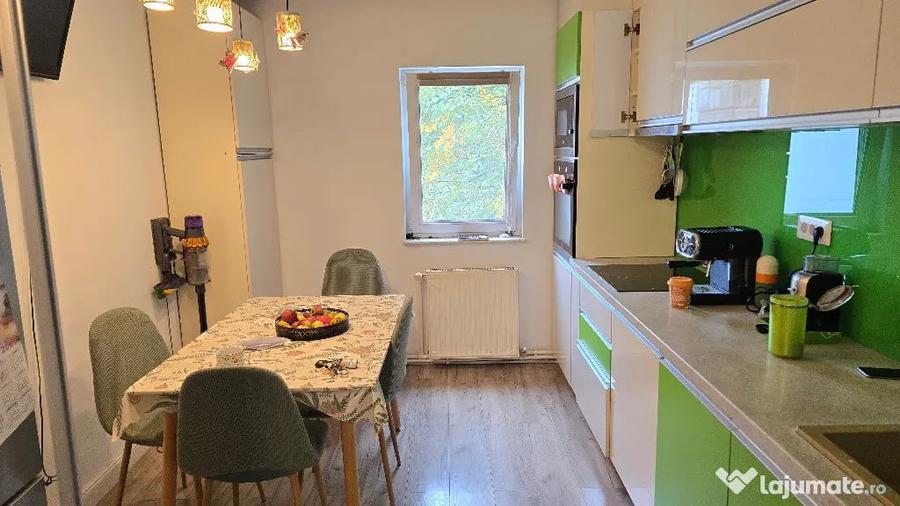 Apartament cu 4 camere decomandat în Central