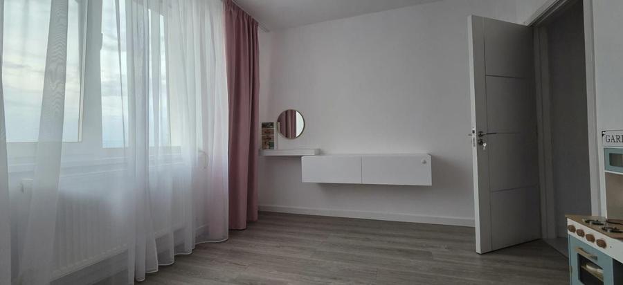 Apartament cu 3 camere decomandat, mobilat în Păcii