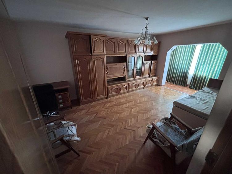Apartament cu 3 camere decomandat în Exterior Vest