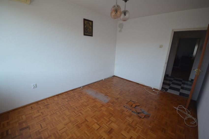 Apartament cu 3 camere semidecomandat în P-ța Muncii