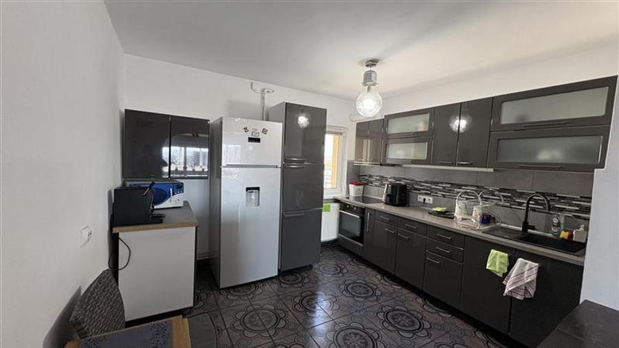 Apartament cu 4 camere semidecomandat, mobilat în Mărăști