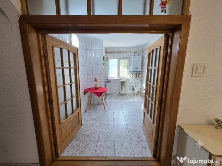 Apartament cu 3 camere decomandat în Sud