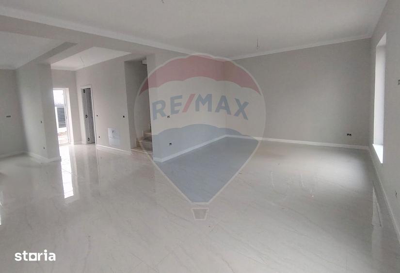Casă cu 4 camere cu Teren 460 Mp în Golești