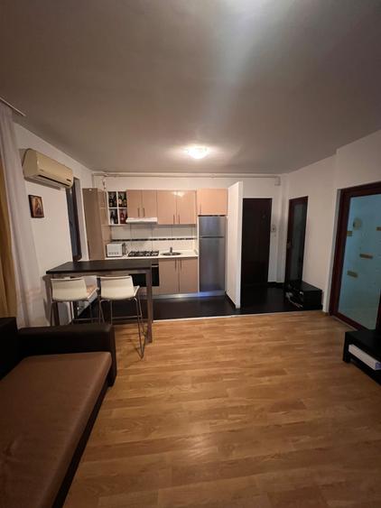 Apartament cu 2 camere semidecomandat în Jiului