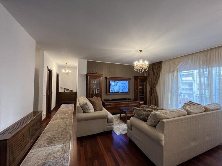Apartament cu 3 camere decomandat, mobilat în Băneasa