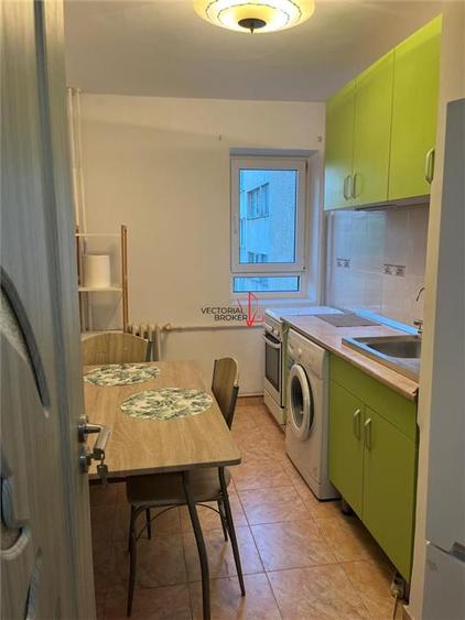 Apartament cu 3 camere semidecomandat, mobilat în Tineretului
