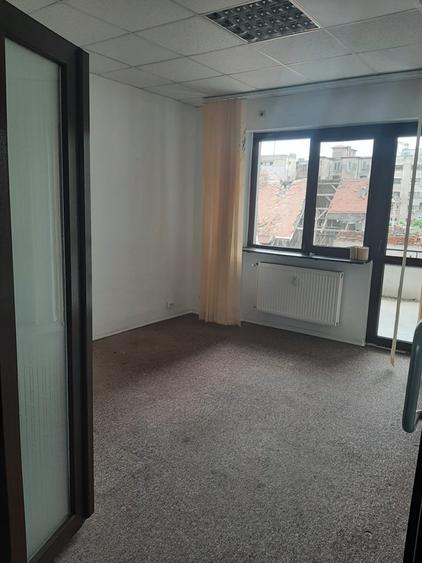 Apartament cu 5 camere decomandat în Romană