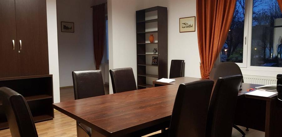 Apartament cu 4 camere semidecomandat în Central