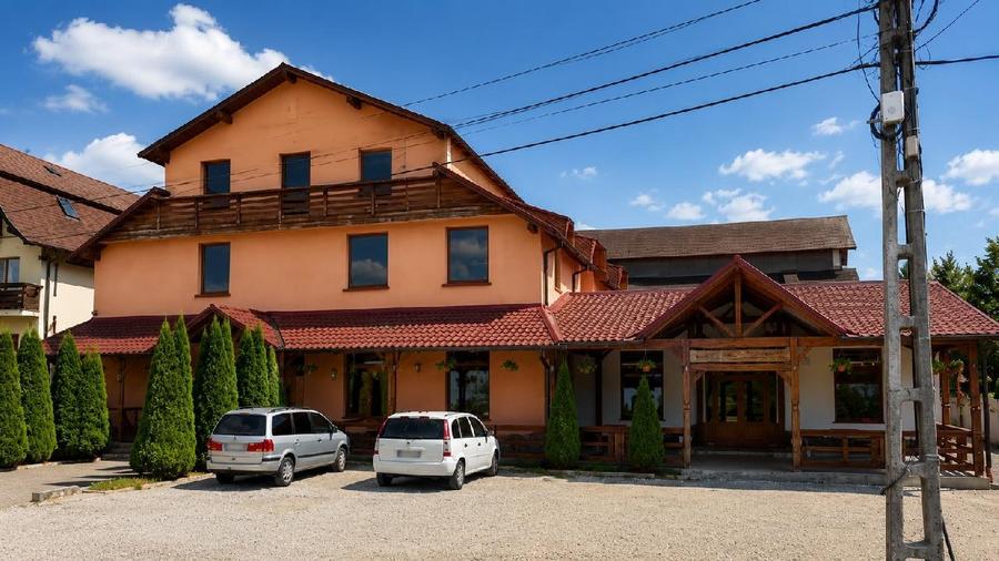 Casă individuală cu 18 camere cu Teren 1402 Mp în Est