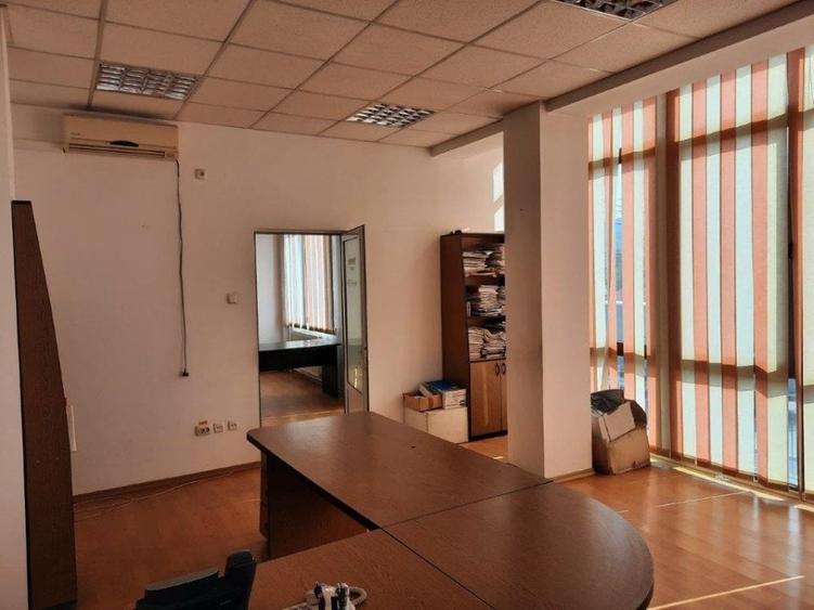 Casă individuală cu 6 camere cu Canalizare în Central