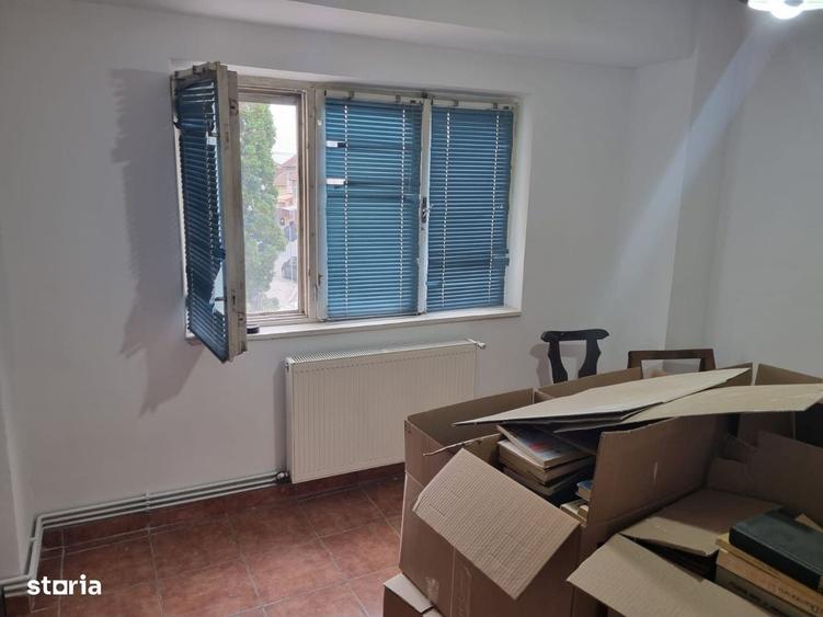 Apartament cu 3 camere semidecomandat în Central