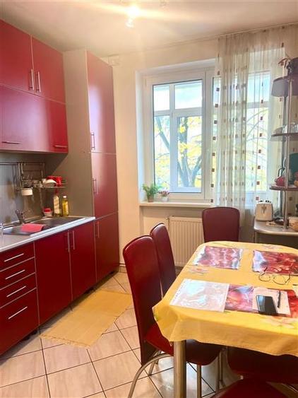 Apartament cu 3 camere semidecomandat, mobilat în Tractorul