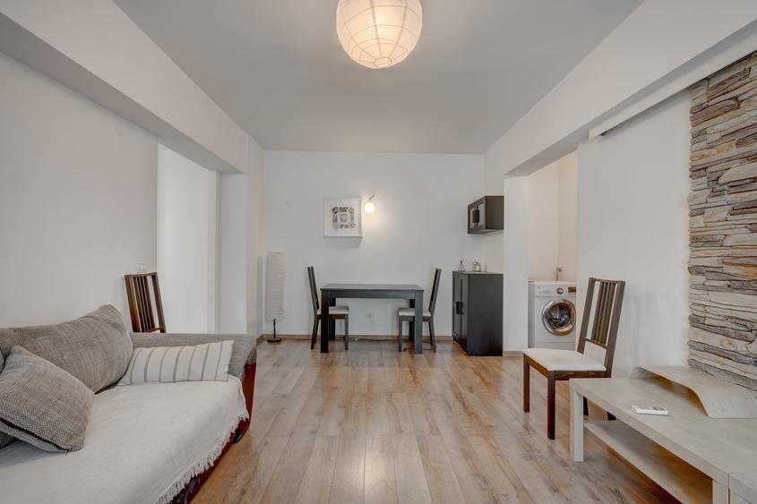Apartament cu 3 camere semidecomandat în Rahova