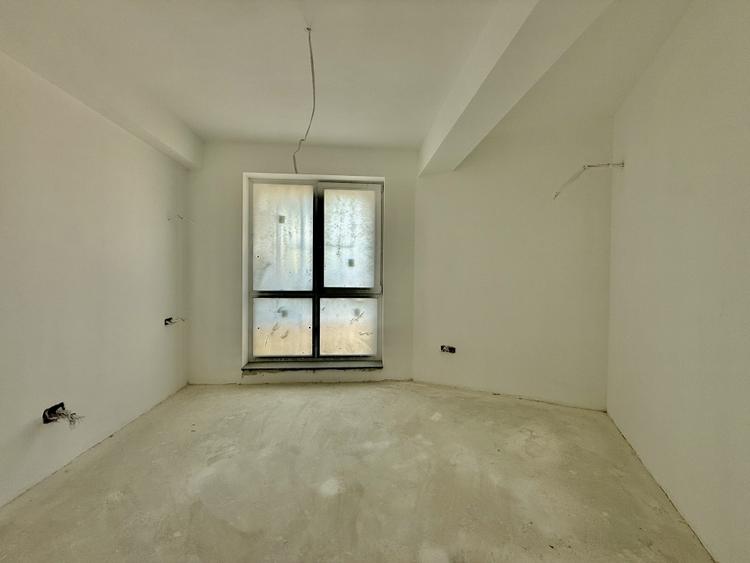 Apartament cu 3 camere semidecomandat în Moșilor