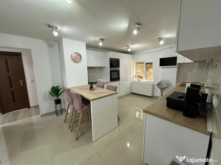 Apartament cu 3 camere decomandat, mobilat în Central