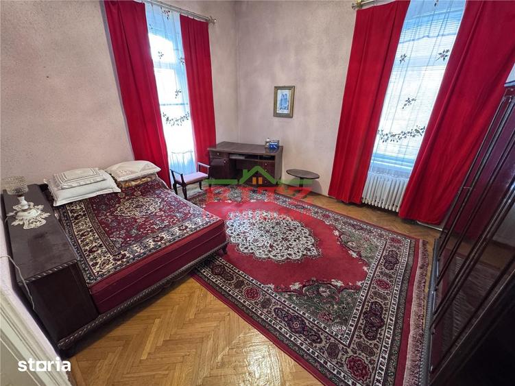 Casă cu 7 camere cu Teren 938 Mp în Central