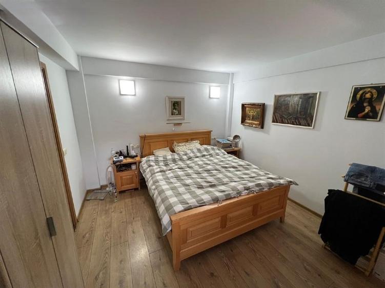 Casă individuală cu 5 camere cu Teren 10000 Mp în Colina
