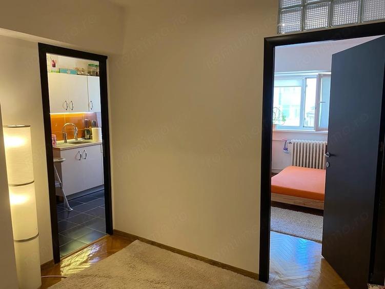 Apartament cu 3 camere semidecomandat în Calea Victoriei