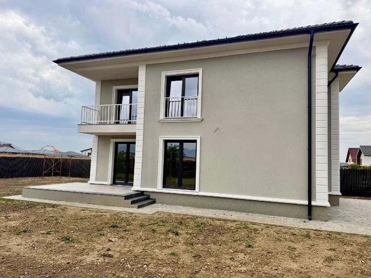 Casă individuală cu 4 camere cu Canalizare în Cristian