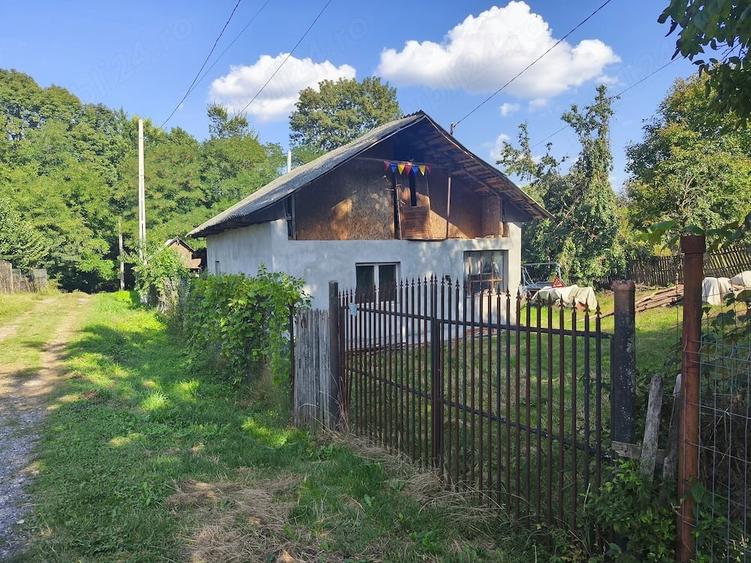 Casă cu 3 camere cu Teren 1000 Mp în Călinești