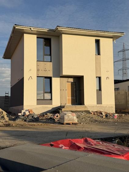 Casă cu 4 camere în Berceni