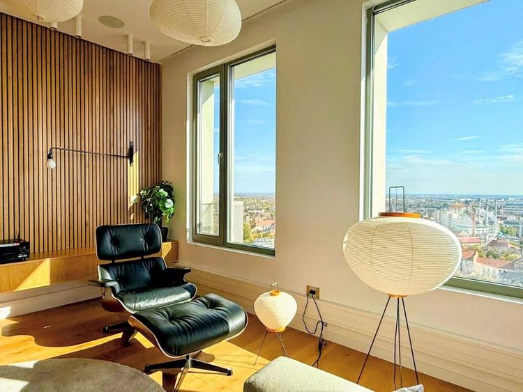 Penthouse cu 4 camere, mobilat în Central