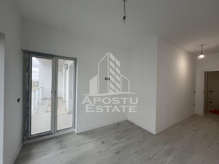 Apartament cu 3 camere semidecomandat în Torontalului