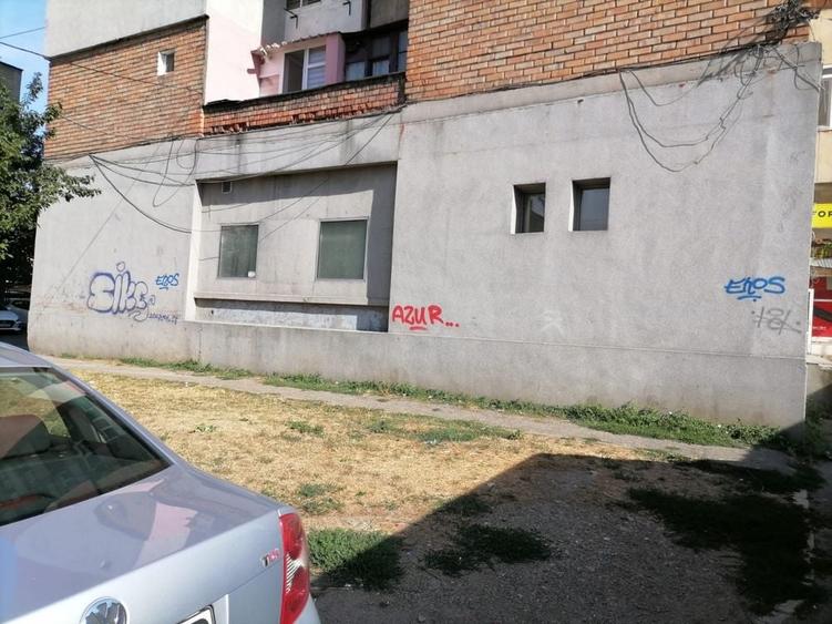 Spațiu comercial, de 152 mp, în Petros