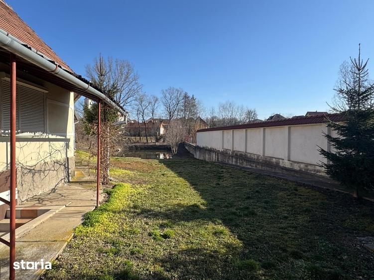 Casă cu 2 camere cu Teren 1240 Mp în Central