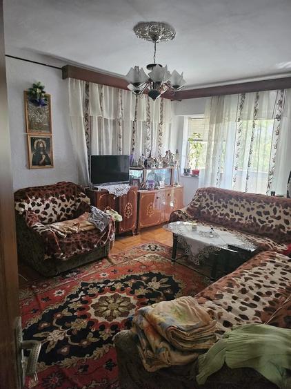 Apartament cu 3 camere semidecomandat în Obor
