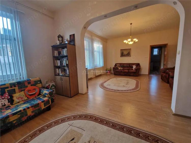 Casă cu 8 camere cu Teren 866 Mp în 1 Mai