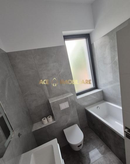Casă individuală cu 8 camere cu Canalizare în Tineretului