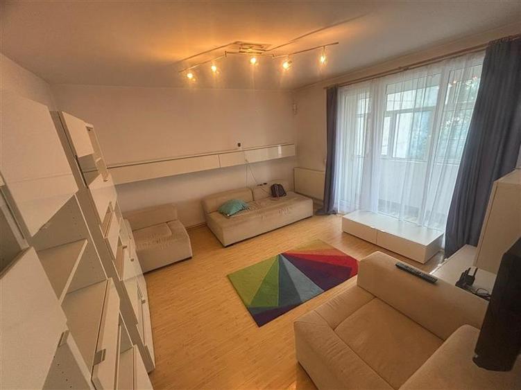Apartament cu 3 camere decomandat în Tudor