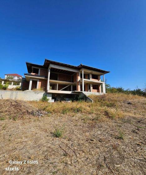 Casă cu 4 camere cu Teren 1400 Mp în Central