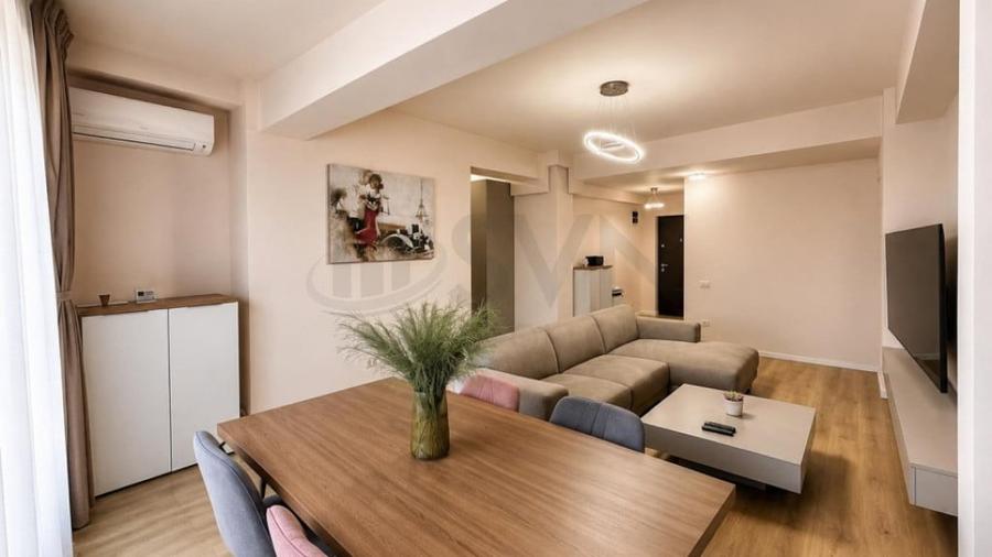 Apartament cu 3 camere semidecomandat în Sisești