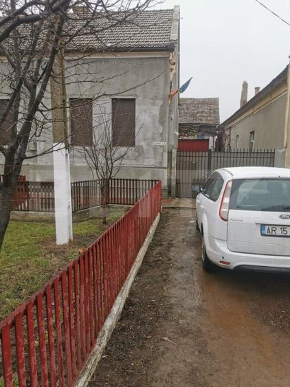 Casă individuală cu 6 camere cu Canalizare în Variaș