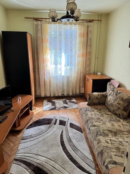 Apartament cu 3 camere semidecomandat în Florești