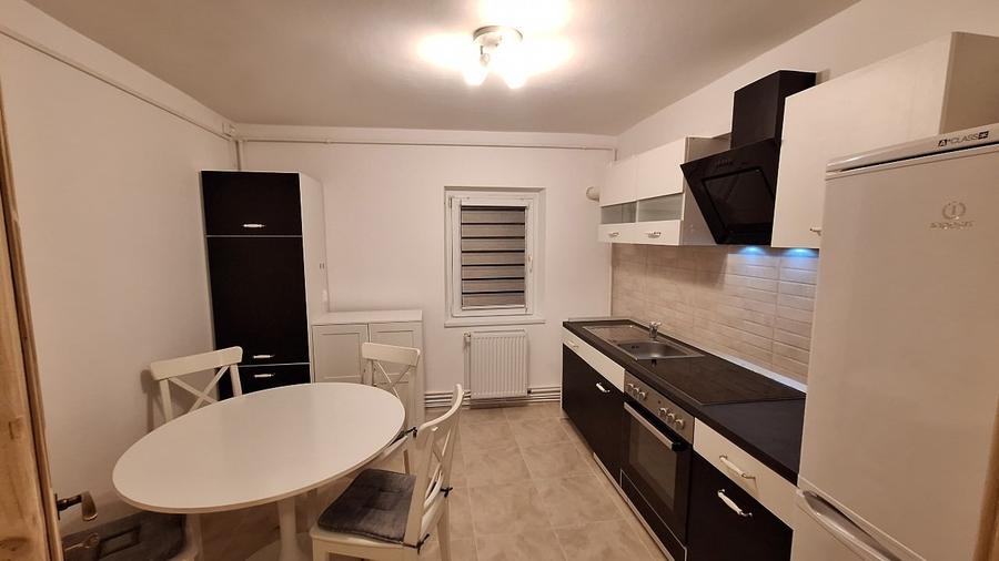Apartament cu 4 camere decomandat, mobilat în Aradului