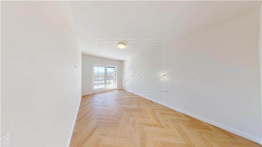 Penthouse cu 3 camere semidecomandat în Exterior Vest