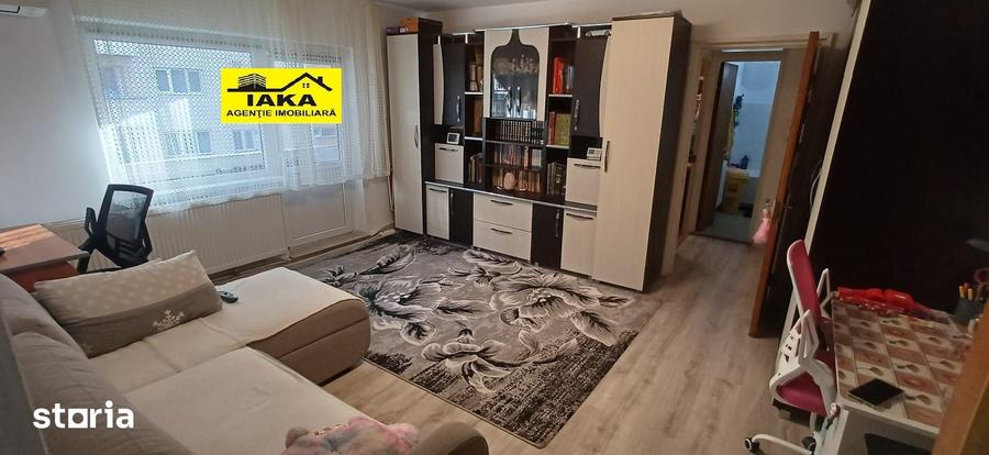 Apartament cu 3 camere semidecomandat în Central