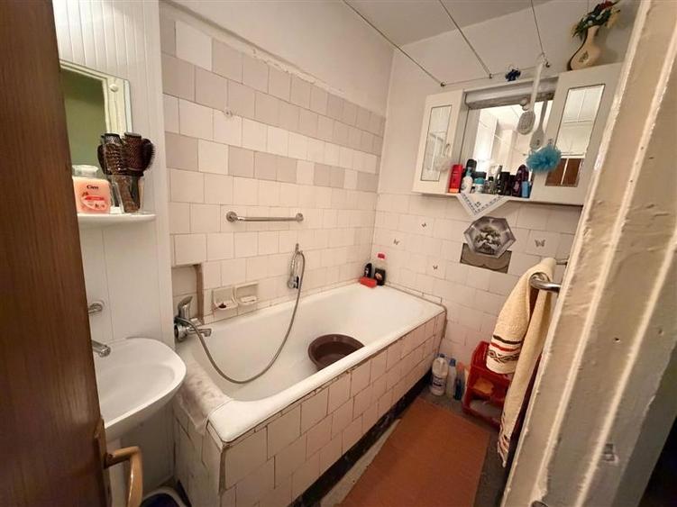 Apartament cu 4 camere decomandat în Dacia