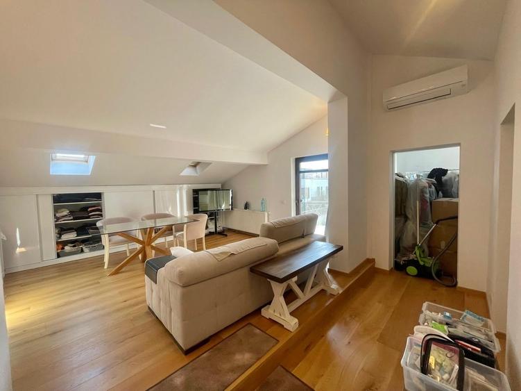 Casă cu 9 camere cu Teren 862 Mp în Pipera
