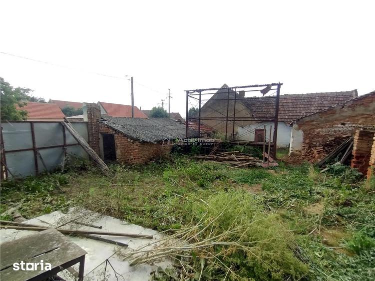 Casă cu 7 camere cu Teren 546 Mp în Socol