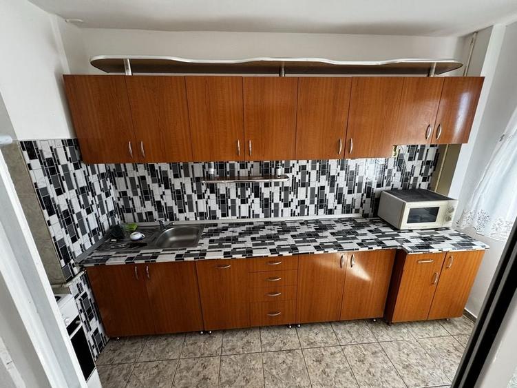 Apartament cu 3 camere decomandat în Craiovița Nouă
