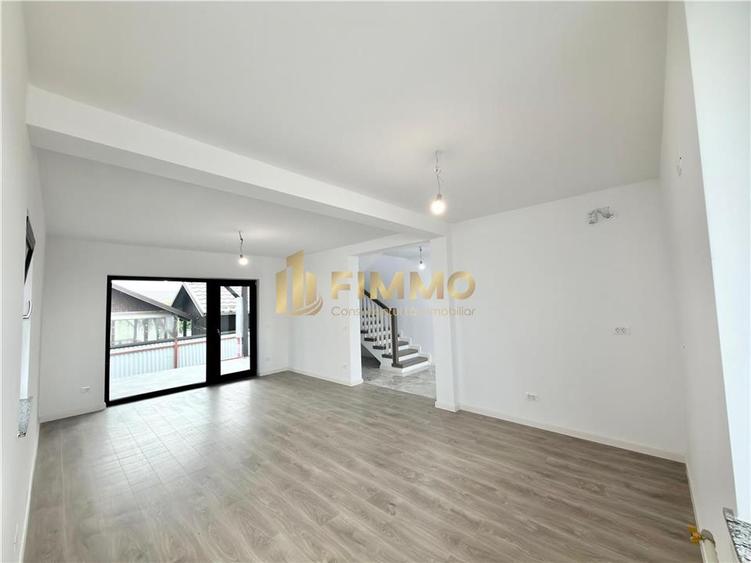 Duplex cu 4 camere cu Canalizare în Exterior Est