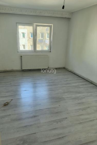 Vand apartament 3 camere