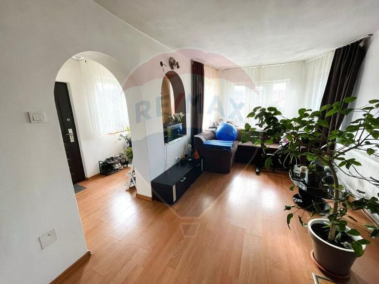 Casă individuală cu 6 camere cu Canalizare în Dâmbul Rotund