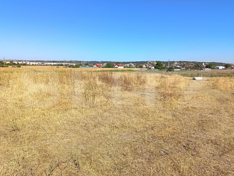 Teren agricol de 2300 mp, în Exterior Nord