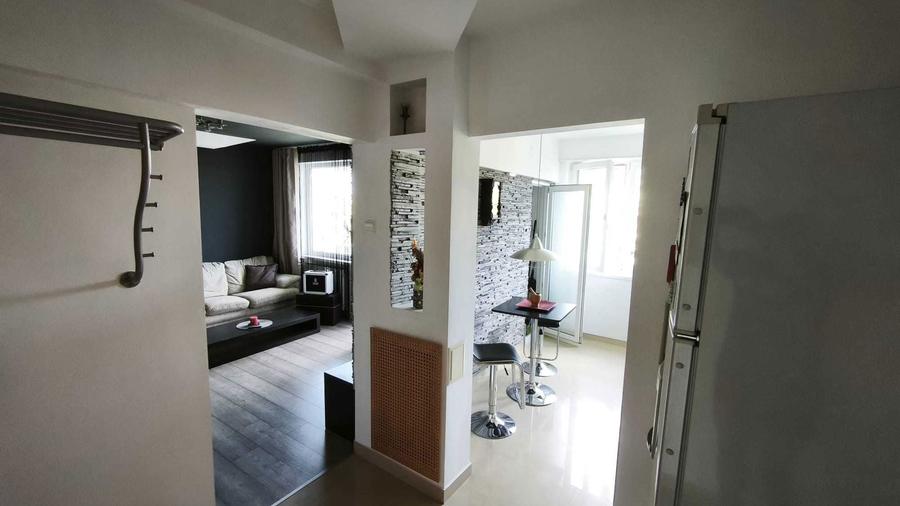 Apartament cu 3 camere semidecomandat în Ultracentral